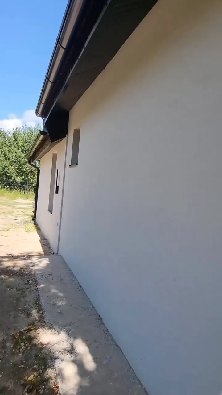 Bočni zid porodične kuće sa svetlosivim završnim fasadnim malterom, Novi Sad