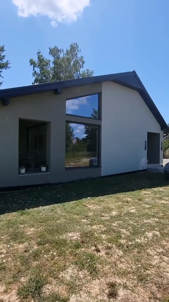 Moderna prizemna kuća sa novom demit fasadom i velikim staklenim površinama