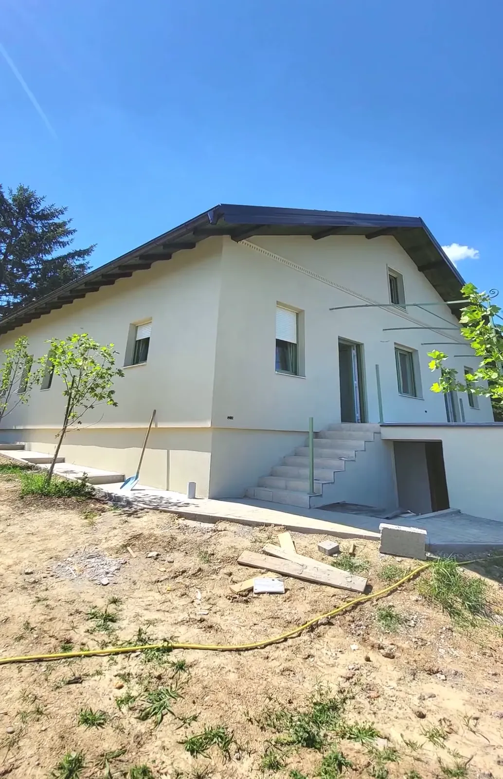 Bela fasada porodične kuće posle radova