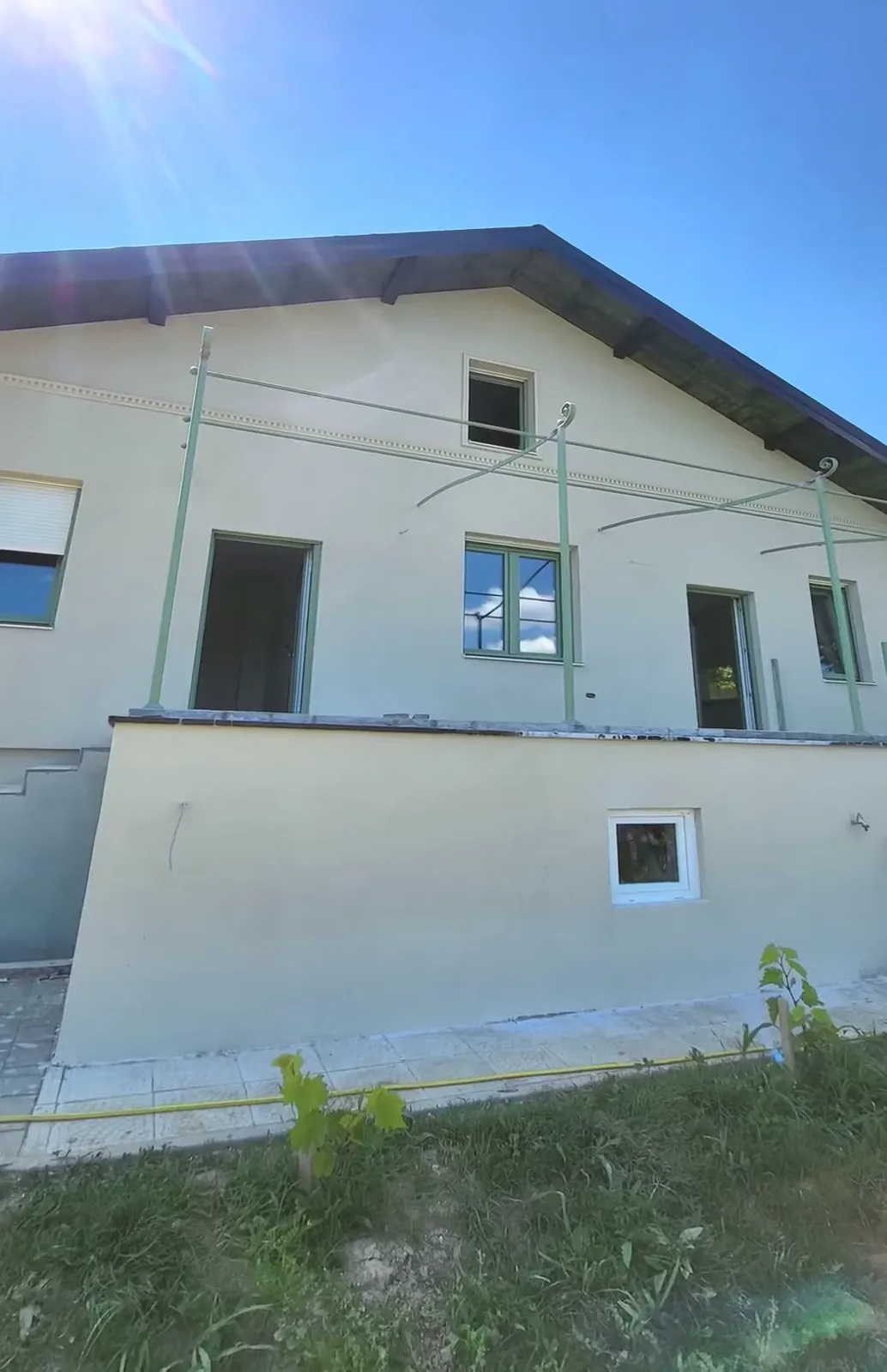 Zabat i sokla porodične kuće posle obnove fasade