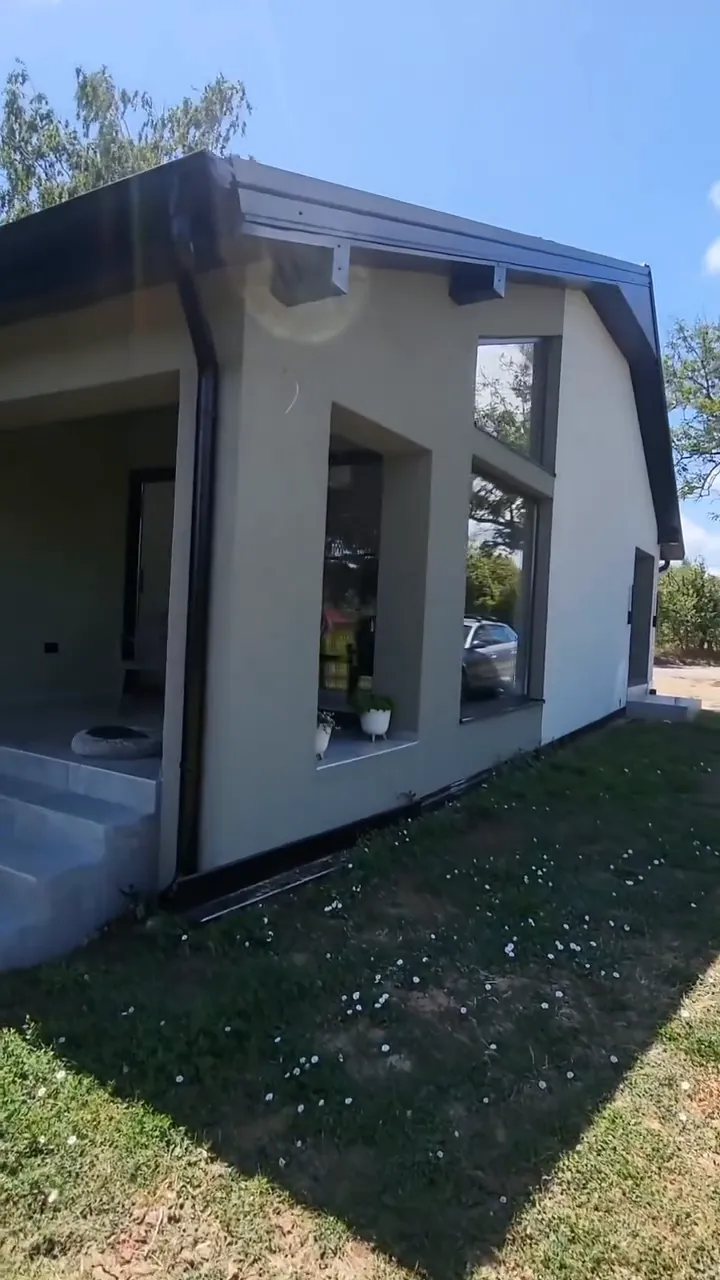 Ugao kuće sa natkrivenom terasom i čisto obrađenim fasadnim ivicama