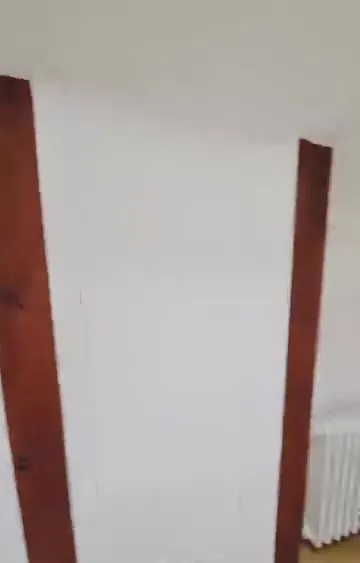 Gipsana pregrada uklopljena sa vidljivim drvenim gredama