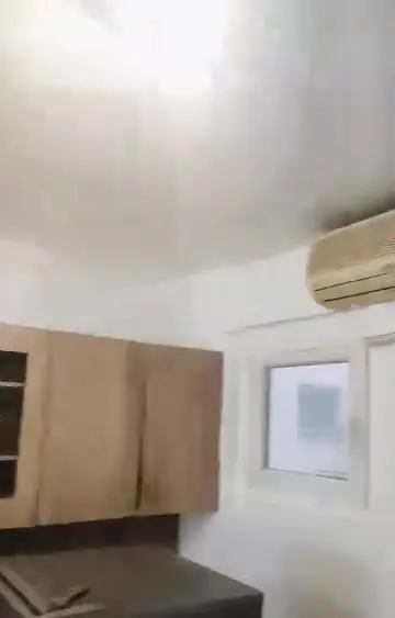 Kuhinja sa ravnim plafonom i zidovima od gipsa