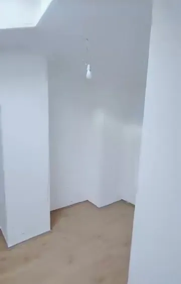 Beli gips kartonski zidovi u renoviranom potkrovlju