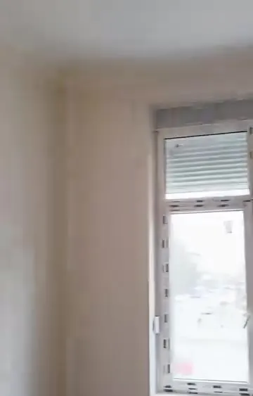 Gletovani ravni zidovi u sobi sa prozorom