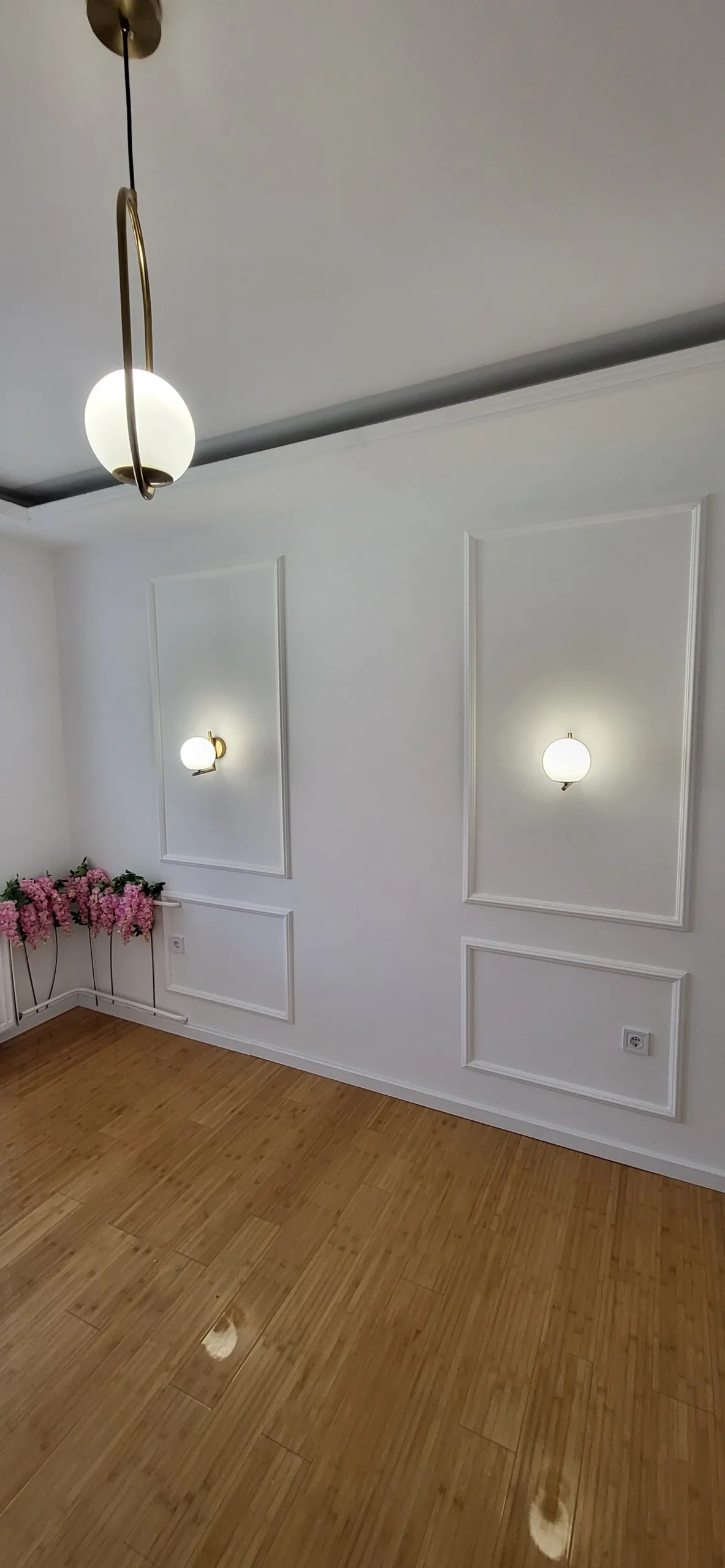 Zidne obloge Novi Sad – beli zid sa dekorativnim lajsnama i zidnim lampama